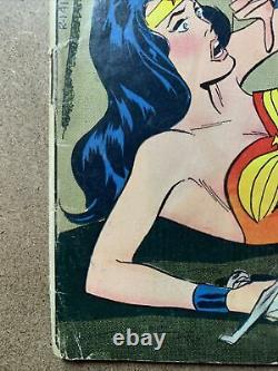 Wonder Woman #204 first printing 1973 DC Comic Book 1st Appearance of Nubia